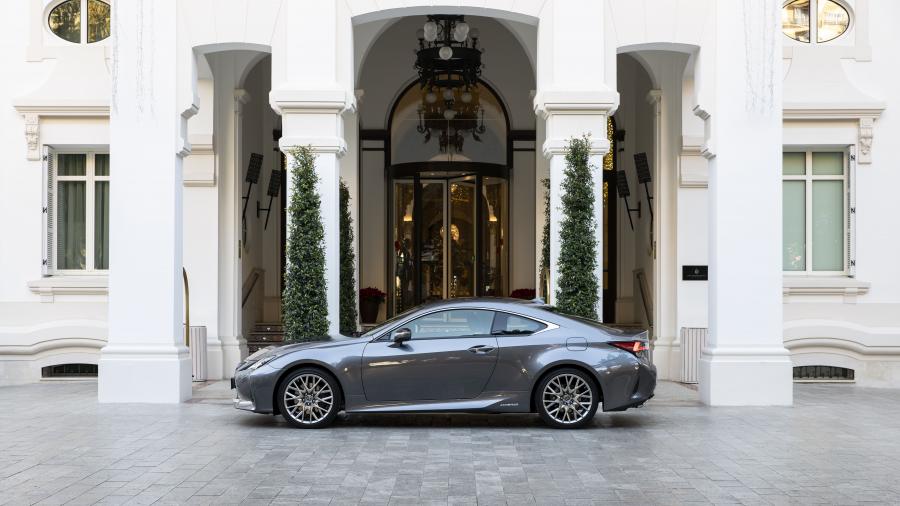  Lexus RC300h 2018 года  (WW) (фото 103 из 139)